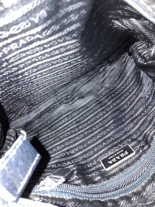 PRADA（プラダ）PRADA (プラダ) ロゴプレートナイロンショルダーバッグ ブラックの古着・服飾アイテム