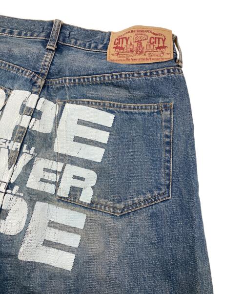 A BATHING APE（ア ベイシング エイプ）A BATHING APE (ア ベイシング エイプ) バックペイントデニムパンツ ブルー サイズ:不明の古着・服飾アイテム