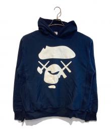 A BATHING APE×KAWS（ア ベイシング エイプ×カウズ）の古着「プルオーバーパーカー」｜ネイビー