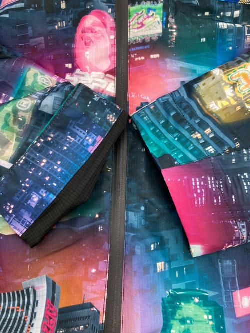 A BATHING APE（ア ベイシング エイプ）A BATHING APE (ア ベイシング エイプ) NEON TOKYO HOODIE JACKET マルチカラー サイズ:Lの古着・服飾アイテム