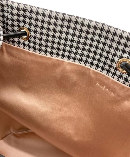Roger Vivier（ロジェ ヴィヴィエ）Roger Vivier (ロジェ ヴィヴィエ) 千鳥柄チェーンバックパック ホワイト×ブラックの古着・服飾アイテム