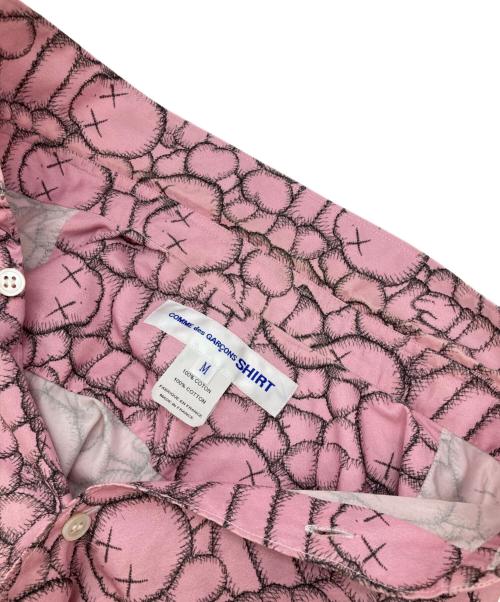 COMME des GARCONS SHIRT（コムデギャルソンシャツ）COMME des GARCONS SHIRT (コムデギャルソンシャツ) KAWS (カウズ) kaws multi print shirt ピンク サイズ:Mの古着・服飾アイテム