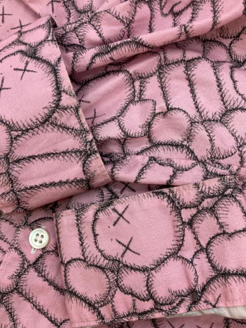 COMME des GARCONS SHIRT（コムデギャルソンシャツ）COMME des GARCONS SHIRT (コムデギャルソンシャツ) KAWS (カウズ) kaws multi print shirt ピンク サイズ:Mの古着・服飾アイテム