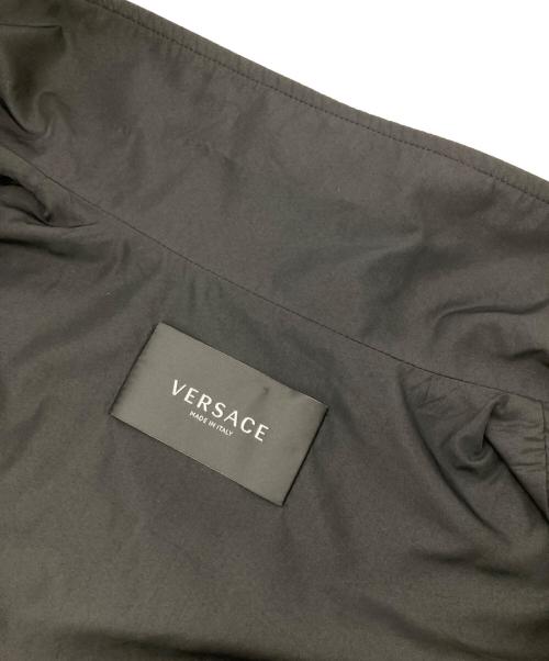 VERSACE（ヴェルサーチェ）VERSACE (ヴェルサーチェ) バロックプリントジップアップトラックジャケット ブラック×ホワイト サイズ:44の古着・服飾アイテム