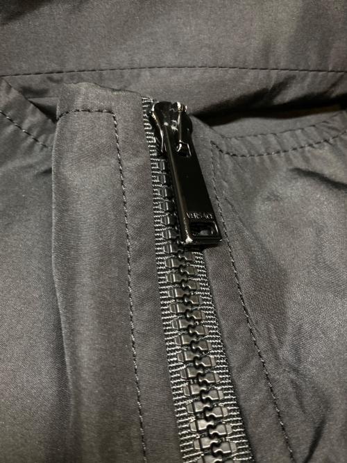 VERSACE（ヴェルサーチェ）VERSACE (ヴェルサーチェ) バロックプリントジップアップトラックジャケット ブラック×ホワイト サイズ:44の古着・服飾アイテム