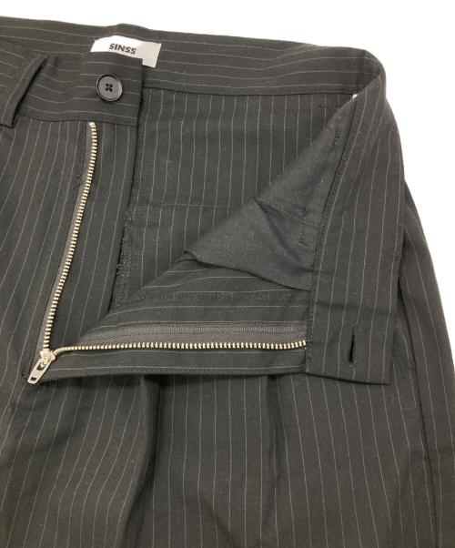 SINSS（シンス）SINSS (シンス) 2タックワイドストレートストライプスラックス ブラック サイズ:Mの古着・服飾アイテム