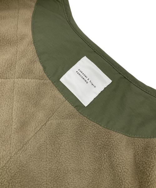 kurashi&trips publishing（クラシアンドトリップス パブリッシング）kurashi&trips publishing (クラシアンドトリップス パブリッシング) 裏フリースノーカラージャケット カーキ サイズ:Freeの古着・服飾アイテム