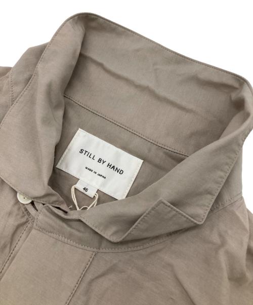 STILL BY HAND（スティルバイハンド）STILL BY HAND (スティルバイハンド) スキッパープルオーバーシャツ ベージュ サイズ:46 未使用品の古着・服飾アイテム