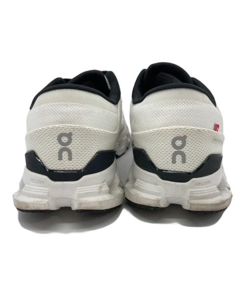 on（オン）on (オン) Cloud X 4 ホワイト×ブラック サイズ:US　M9.5の古着・服飾アイテム