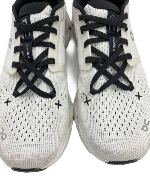 on（オン）on (オン) Cloud X 4 ホワイト×ブラック サイズ:US　M9.5の古着・服飾アイテム