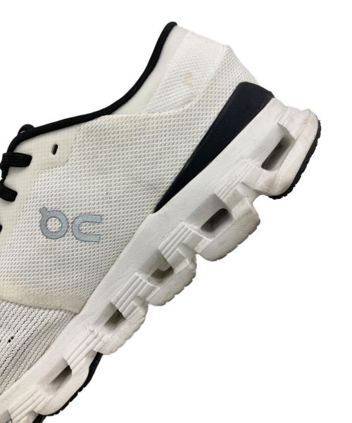 on（オン）on (オン) Cloud X 4 ホワイト×ブラック サイズ:US　M9.5の古着・服飾アイテム