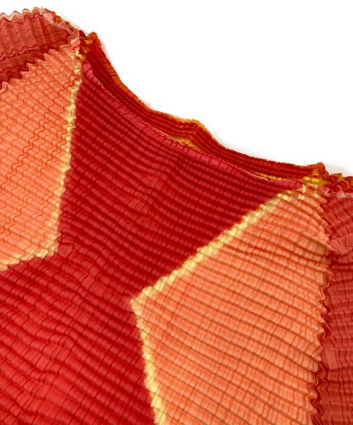 ISSEY MIYAKE（イッセイミヤケ）ISSEY MIYAKE (イッセイミヤケ) ノースリーブプリーツカットソー グリーン×オレンジ サイズ:2の古着・服飾アイテム