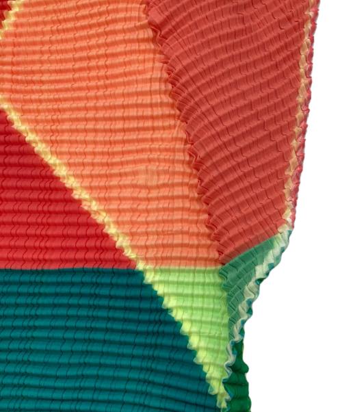 ISSEY MIYAKE（イッセイミヤケ）ISSEY MIYAKE (イッセイミヤケ) ノースリーブプリーツカットソー グリーン×オレンジ サイズ:2の古着・服飾アイテム