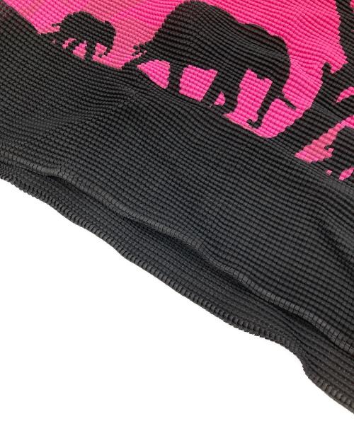 me ISSEY MIYAKE（ミーイッセイ ミヤケ）me ISSEY MIYAKE (ミーイッセイ ミヤケ) ハイネックプリーツカットソー レッド×ピンク サイズ:FREEの古着・服飾アイテム