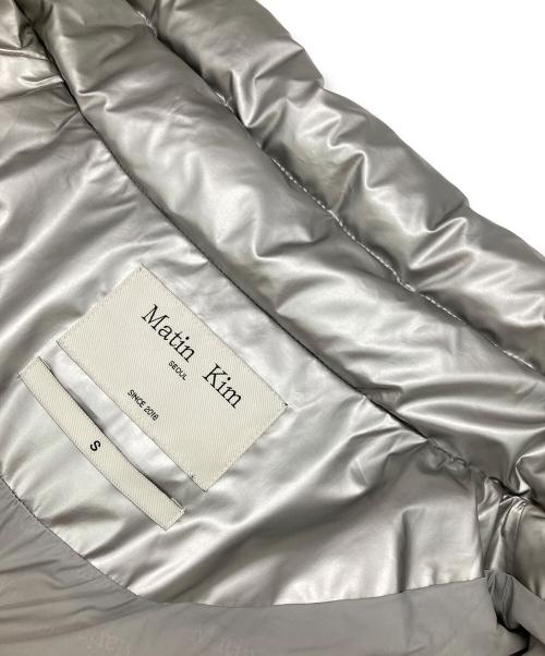 Matin Kim（マーティン・キム）Matin Kim (マーティン・キム) LOGO TAPING PUFFER DOWN JUMPER シルバー サイズ:Sの古着・服飾アイテム