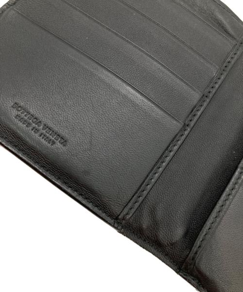 BOTTEGA VENETA（ボッテガベネタ）BOTTEGA VENETA (ボッテガベネタ) イントレチャート二つ折りファスナーウォレット ブラックの古着・服飾アイテム