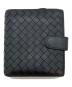 BOTTEGA VENETA（ボッテガベネタ）の古着「イントレチャート二つ折りファスナーウォレット」｜ブラック