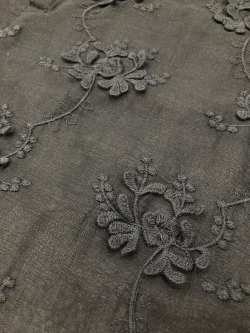 crinkle crinkle crinkle（クリンクル クリンクル クリンクル）crinkle crinkle crinkle (クリンクル クリンクル クリンクル) 3D embroidery long blouse ブラック サイズ:Freeの古着・服飾アイテム