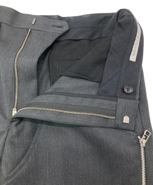 JOHN LAWRENCE SULLIVAN（ジョン ローレンス サリバン）JOHN LAWRENCE SULLIVAN (ジョン ローレンス サリバン) サイドジップ ウールギャバジン パンツ グレー サイズ:46の古着・服飾アイテム