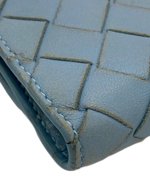BOTTEGA VENETA（ボッテガベネタ）BOTTEGA VENETA (ボッテガベネタ) マキシイントレチャート2つ折り財布 スカイブルーの古着・服飾アイテム