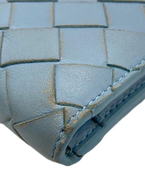BOTTEGA VENETA（ボッテガベネタ）BOTTEGA VENETA (ボッテガベネタ) マキシイントレチャート2つ折り財布 スカイブルーの古着・服飾アイテム