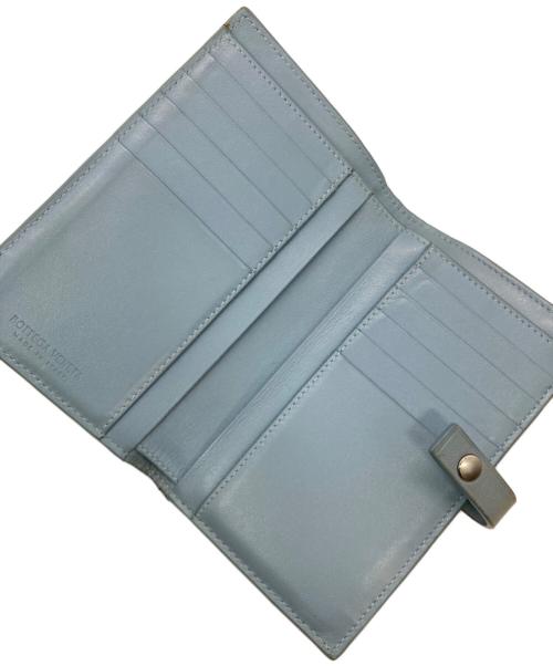 BOTTEGA VENETA（ボッテガベネタ）BOTTEGA VENETA (ボッテガベネタ) マキシイントレチャート2つ折り財布 スカイブルーの古着・服飾アイテム