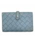 BOTTEGA VENETA（ボッテガベネタ）の古着「マキシイントレチャート2つ折り財布」｜スカイブルー