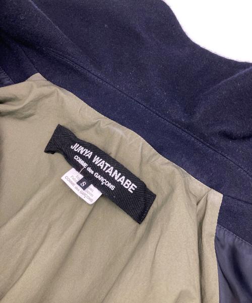 JUNYA WATANABE COMME des GARCONS（(ジュンヤワタナベ コムデギャルソン）JUNYA WATANABE COMME des GARCONS ((ジュンヤワタナベ コムデギャルソン) 異素材ドッキング丸襟コート ネイビー×オリーブ サイズ:Sの古着・服飾アイテム