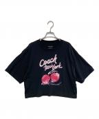 COACHコーチ）の古着「エアーブラッシュド チェリー プリント クロップド Tシャツ」｜ブラック