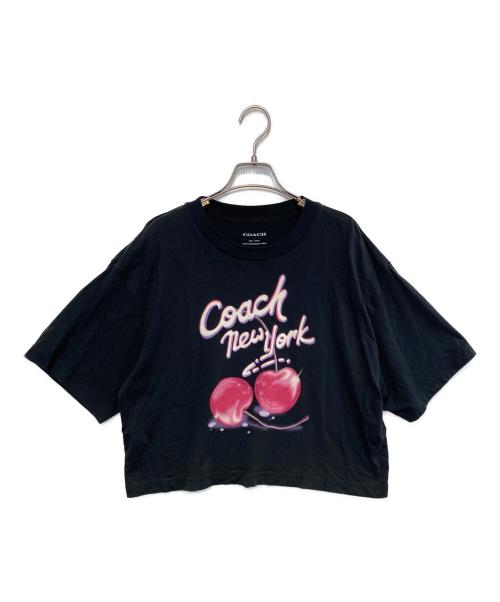 COACH（コーチ）COACH (コーチ) エアーブラッシュド チェリー プリント クロップド Tシャツ ブラック サイズ:SMALLの古着・服飾アイテム