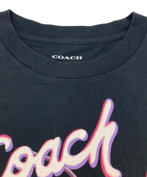 COACH（コーチ）COACH (コーチ) エアーブラッシュド チェリー プリント クロップド Tシャツ ブラック サイズ:SMALLの古着・服飾アイテム