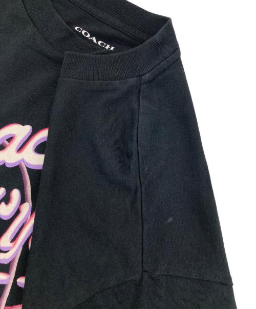 COACH（コーチ）COACH (コーチ) エアーブラッシュド チェリー プリント クロップド Tシャツ ブラック サイズ:SMALLの古着・服飾アイテム