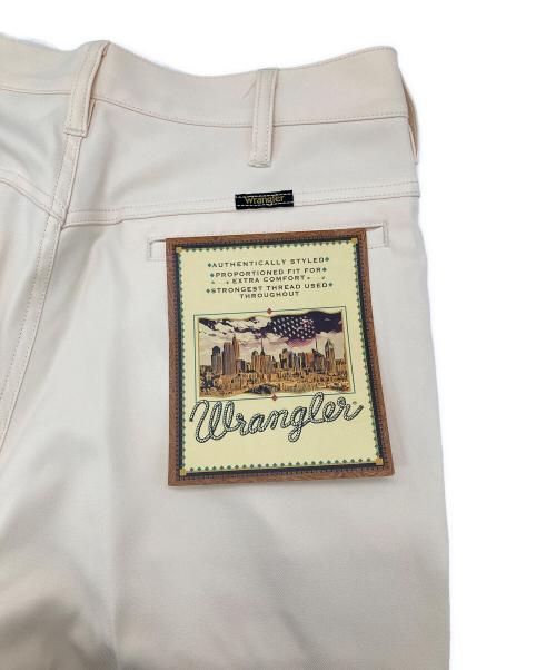 Wrangler（ラングラー）Wrangler (ラングラー) URBAN RESEARCH (アーバンリサーチ) 別注TUCK WIDE WRANCHER ホワイト サイズ:M 未使用品の古着・服飾アイテム