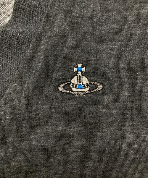 Vivienne Westwood man（ヴィヴィアン ウェストウッド マン）Vivienne Westwood man (ヴィヴィアン ウェストウッド マン) オーブ刺繍Vネックカーディガン グレー サイズ:44の古着・服飾アイテム