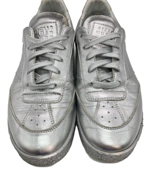 MM6 Maison Margiela（エムエムシックスメゾンマルジェラ）MM6 Maison Margiela (エムエムシックスメゾンマルジェラ) メタリックシルバースニーカー シルバー サイズ:41の古着・服飾アイテム