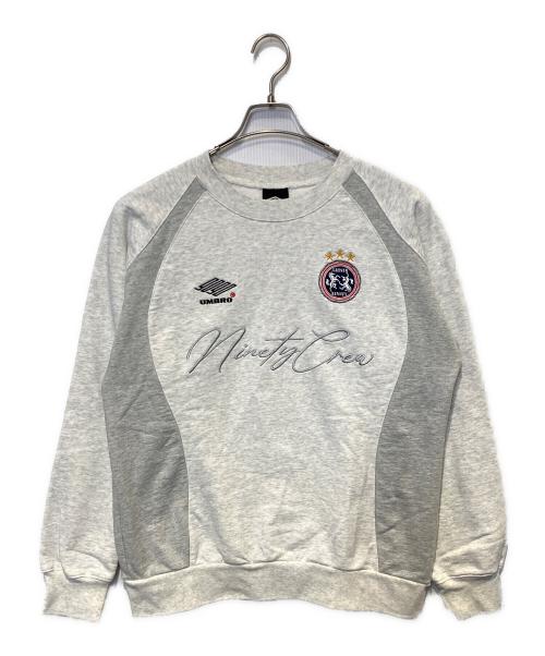 9090（9090）9090 (9090) UMBRO (アンブロ) Emblem Crewneck Sweat ライトグレー サイズ:Lの古着・服飾アイテム