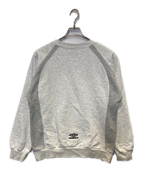 9090（9090）9090 (9090) UMBRO (アンブロ) Emblem Crewneck Sweat ライトグレー サイズ:Lの古着・服飾アイテム