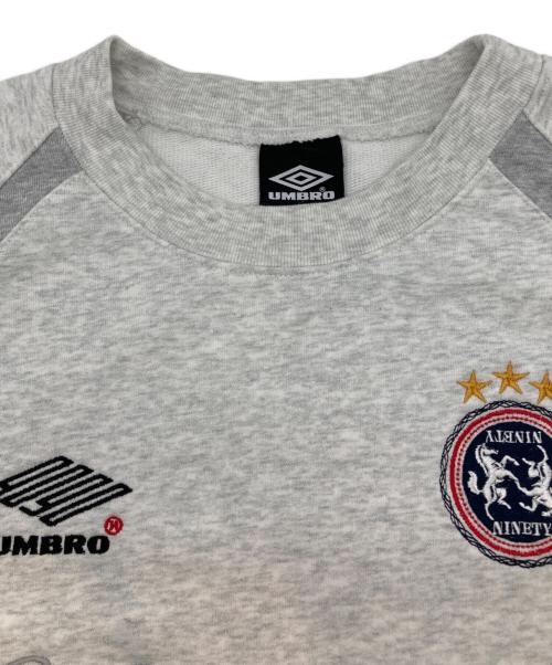 9090（9090）9090 (9090) UMBRO (アンブロ) Emblem Crewneck Sweat ライトグレー サイズ:Lの古着・服飾アイテム