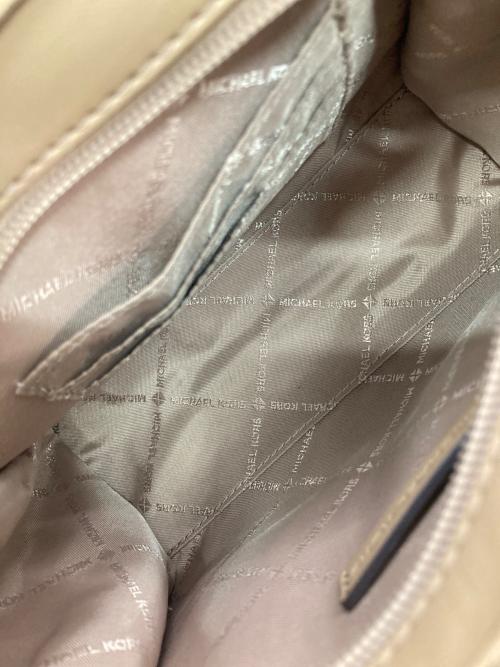 MICHAEL KORS（マイケル・コース）MICHAEL KORS (マイケル・コース) ロゴショルダーバッグ ベージュの古着・服飾アイテム