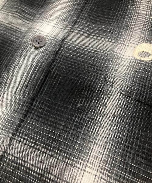 X-LARGE（エクストララージ）X-LARGE (エクストララージ) OLD ENGLISH L/S FLANNEL SHIRT ブラック×ホワイト サイズ:Mの古着・服飾アイテム