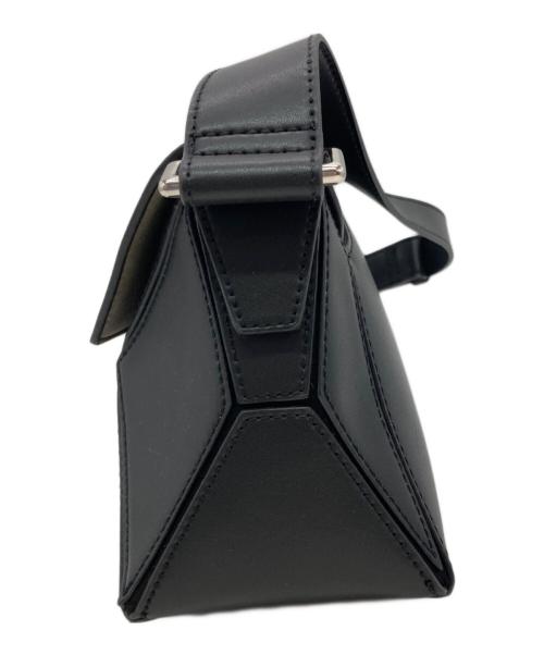 CHARLES & KEITH（チャールズアンドキース）CHARLES & KEITH (チャールズアンドキース) Nasrin ナスリン ジオメトリックショルダーバッグ ブラック 未使用品の古着・服飾アイテム