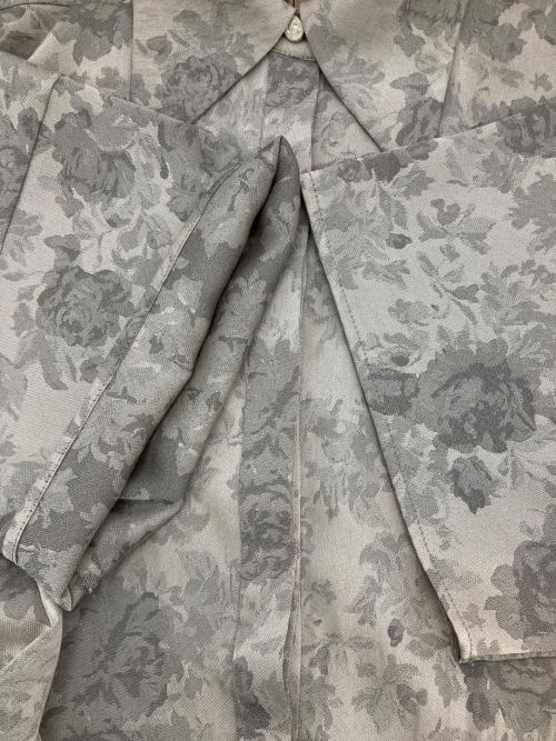 Tnewties（トゥエンティーズ）Tnewties (トゥエンティーズ) ステージに花束を投げてシノワズリジャガードブラウス ベージュ×グレー サイズ:Mの古着・服飾アイテム
