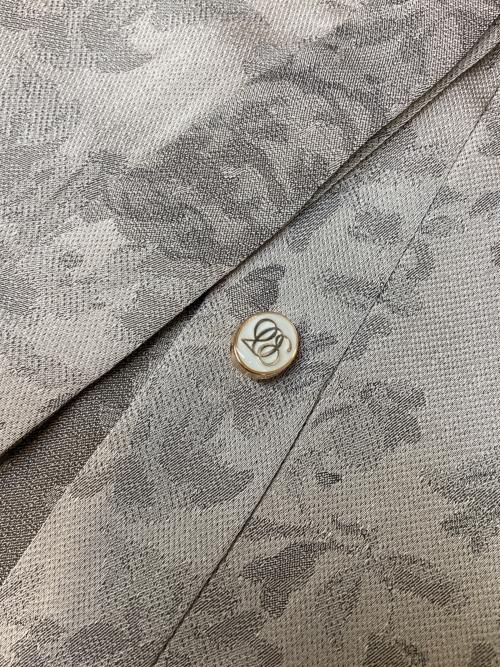 Tnewties（トゥエンティーズ）Tnewties (トゥエンティーズ) ステージに花束を投げてシノワズリジャガードブラウス ベージュ×グレー サイズ:Mの古着・服飾アイテム