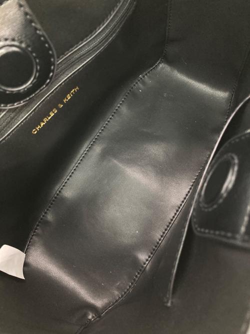 CHARLES & KEITH（チャールズアンドキース）CHARLES & KEITH (チャールズアンドキース) ウィステリア ショルダーバッグ ブラックの古着・服飾アイテム