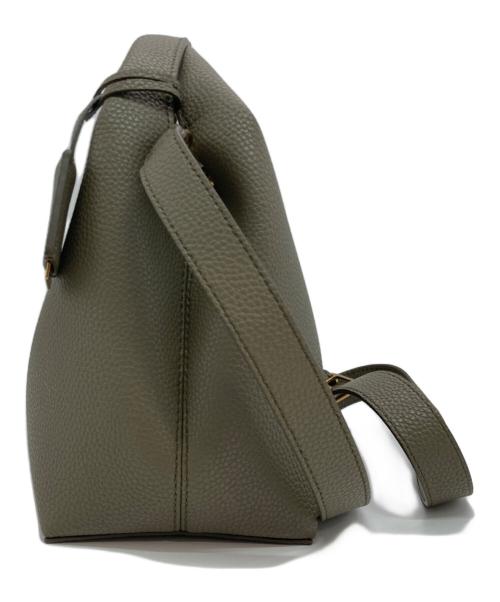 CHARLES & KEITH（チャールズアンドキース）CHARLES & KEITH (チャールズアンドキース) チャンスメタリックアクセントバケットバッグ ディープオリーブの古着・服飾アイテム