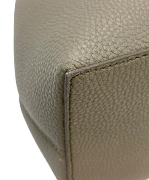 CHARLES & KEITH（チャールズアンドキース）CHARLES & KEITH (チャールズアンドキース) チャンスメタリックアクセントバケットバッグ ディープオリーブの古着・服飾アイテム