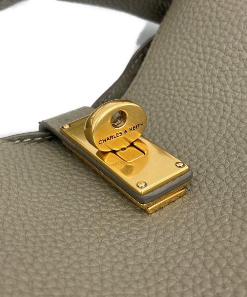 CHARLES & KEITH（チャールズアンドキース）CHARLES & KEITH (チャールズアンドキース) チャンスメタリックアクセントバケットバッグ ディープオリーブの古着・服飾アイテム