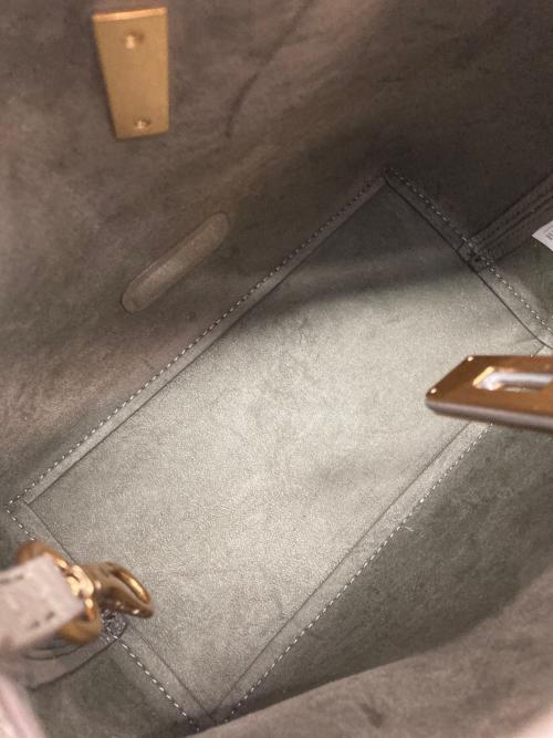 CHARLES & KEITH（チャールズアンドキース）CHARLES & KEITH (チャールズアンドキース) チャンスメタリックアクセントバケットバッグ ディープオリーブの古着・服飾アイテム