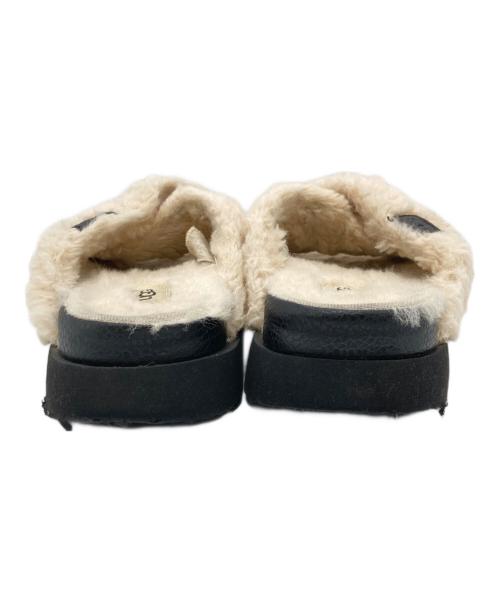 UGG（アグ）UGG (アグ) ファーサンダル ホワイト サイズ:USA7の古着・服飾アイテム