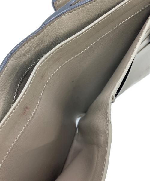 FENDI（フェンディ）FENDI (フェンディ) Peekaboo3つ折り財布 グレーの古着・服飾アイテム